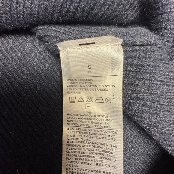 Banana Republic Women's V-Neck Sweater in Gray NWT - Picture 5 of 7